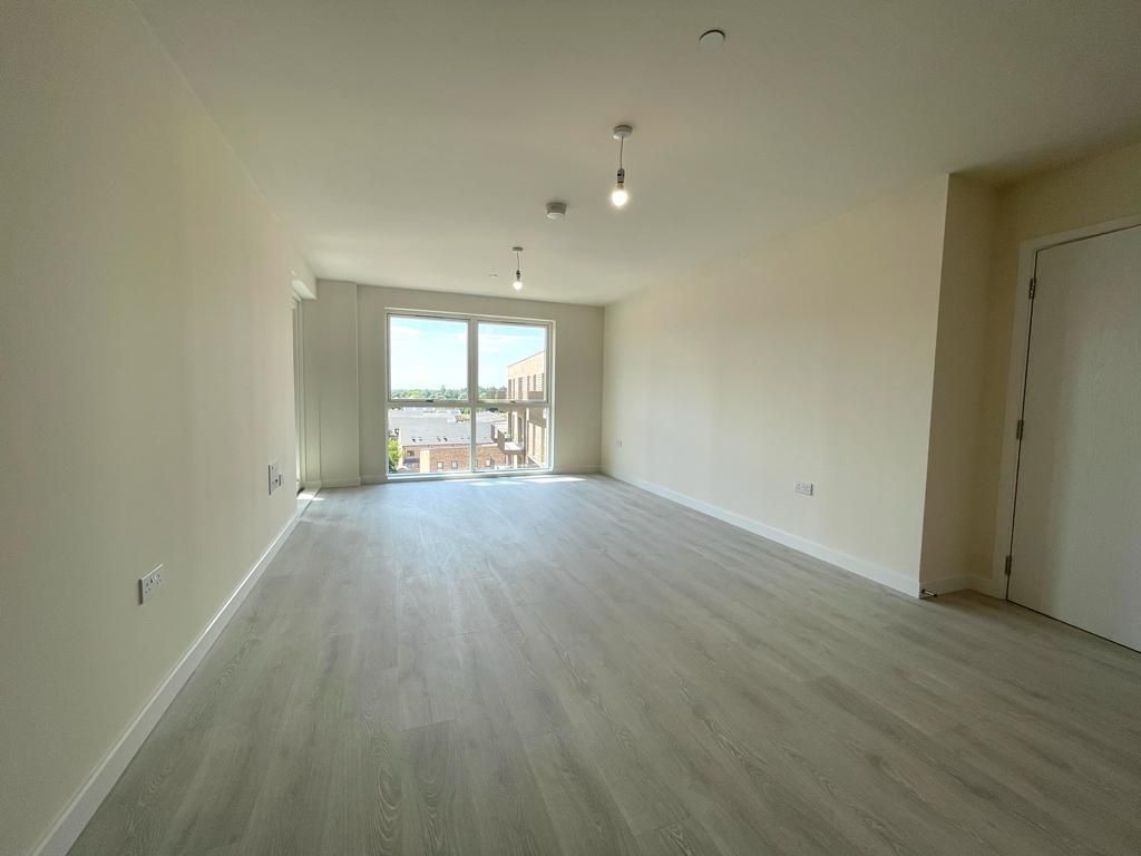 Property photo 3 of 13 Livingroom.Jpg