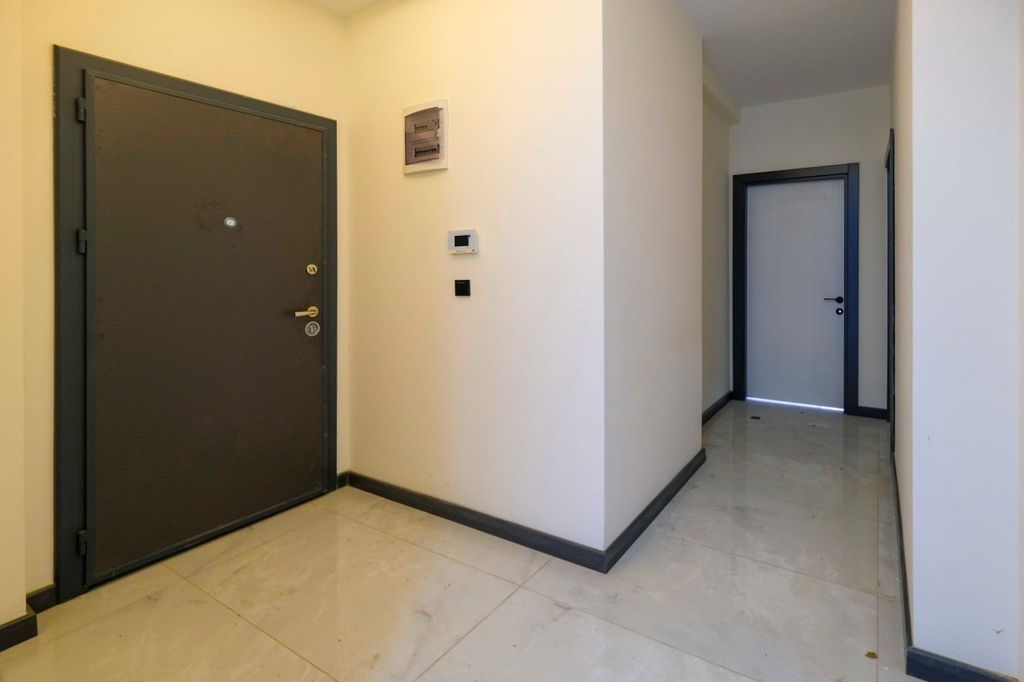 Property photo 3 of 23 Beautiful Alanya Property For Sale In Mahmutlar - Apartment's Entrance Hallway