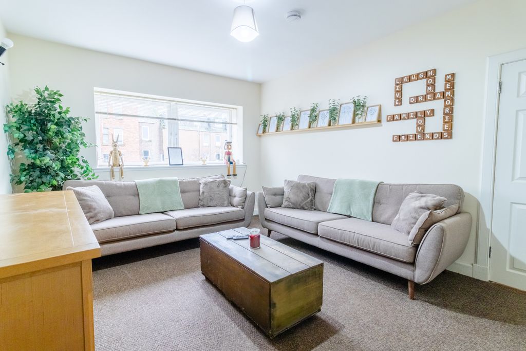 Property photo 3 of 24 Lounge