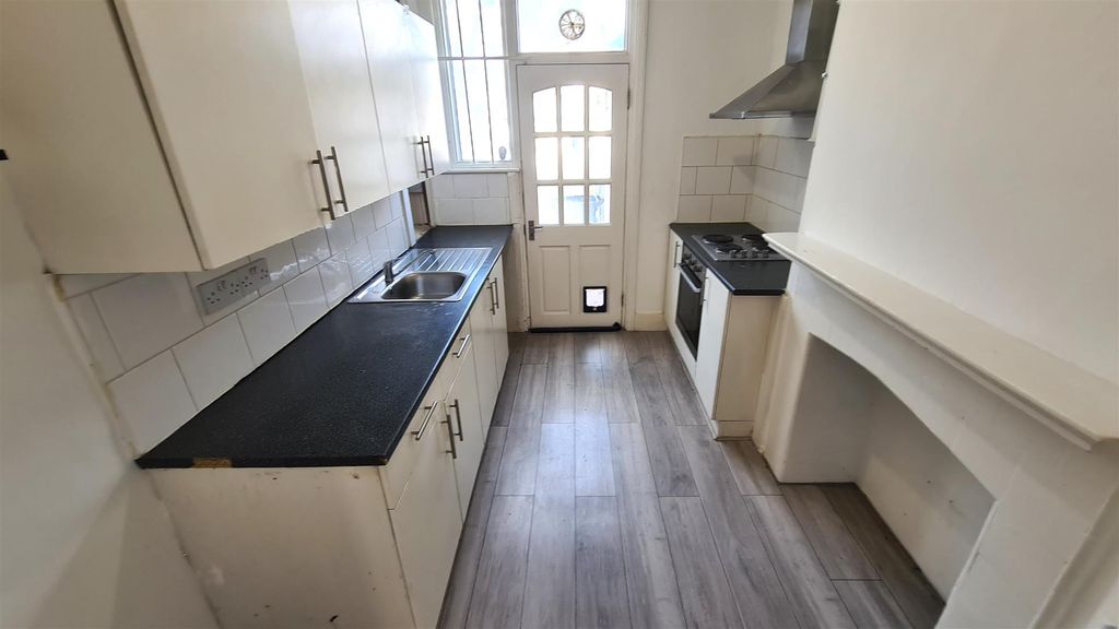 Property photo 3 of 30 Kitchen