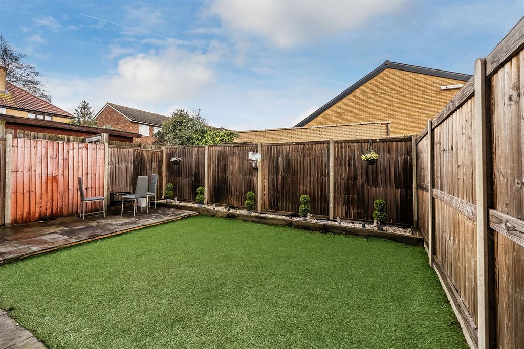 Property photo 3 of 17 2-Saltash-Close-10.Jpg