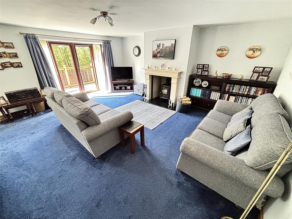 Property photo 2 of 25 Living Room