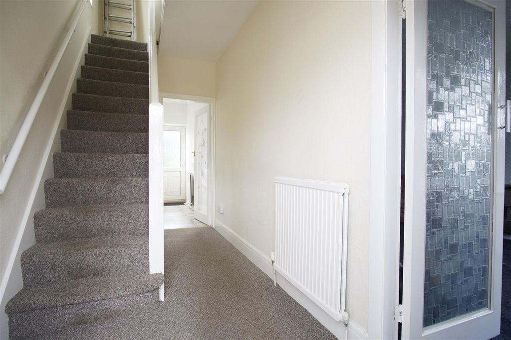 Property photo 2 of 11 Hallway