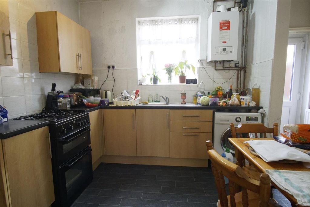 Property photo 3 of 9 Kitchen