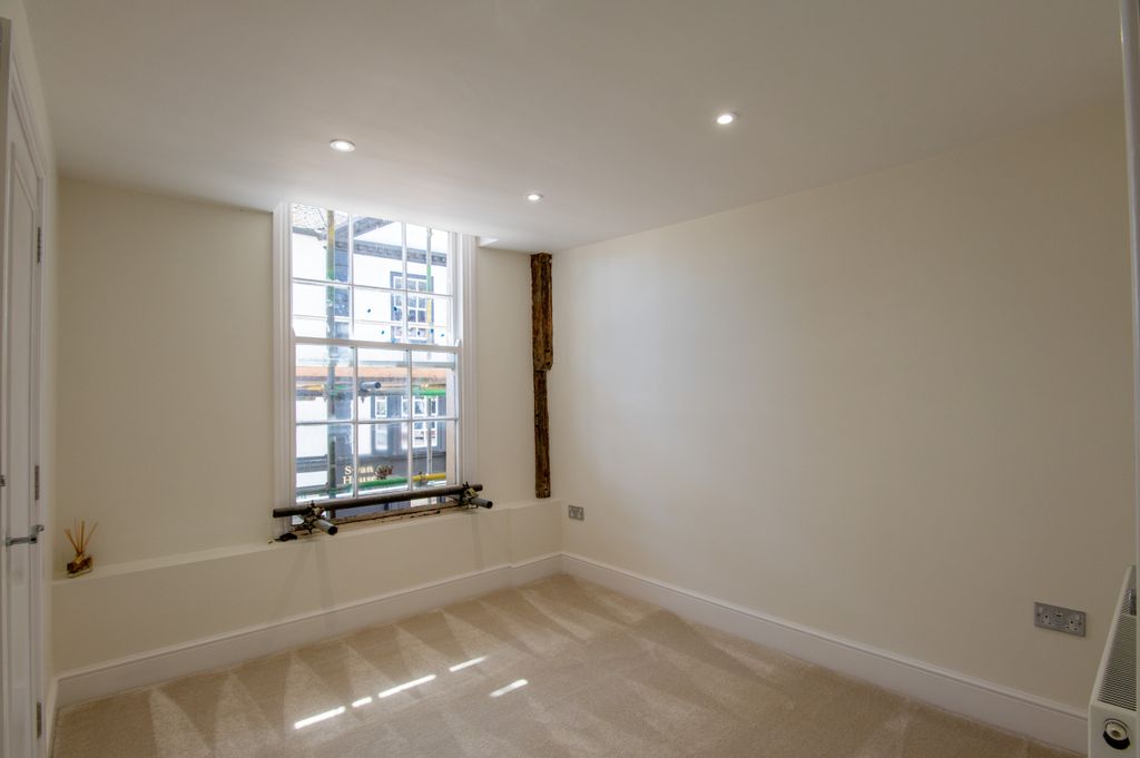 Property photo 2 of 12 007