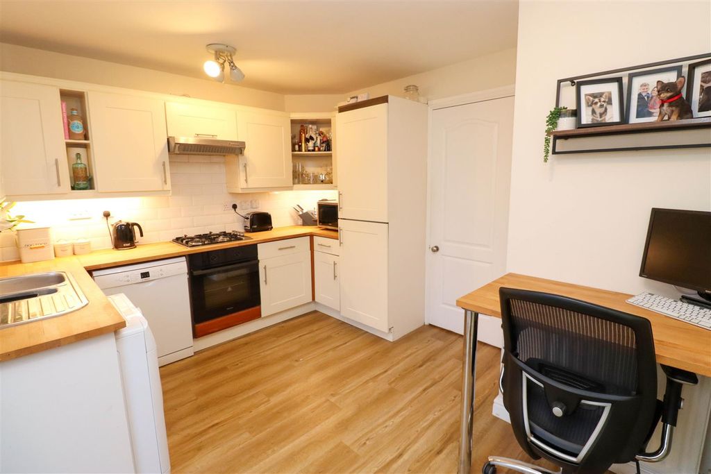 Property photo 3 of 20 Kitchen/Breakfast Room