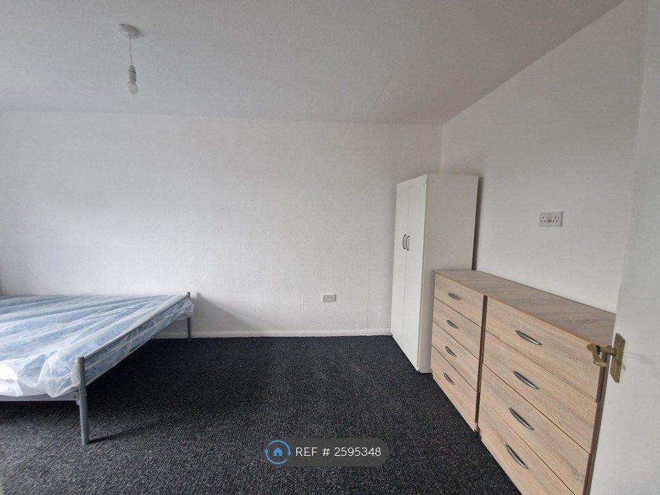 Property photo 3 of 12 Double Bedroom 1