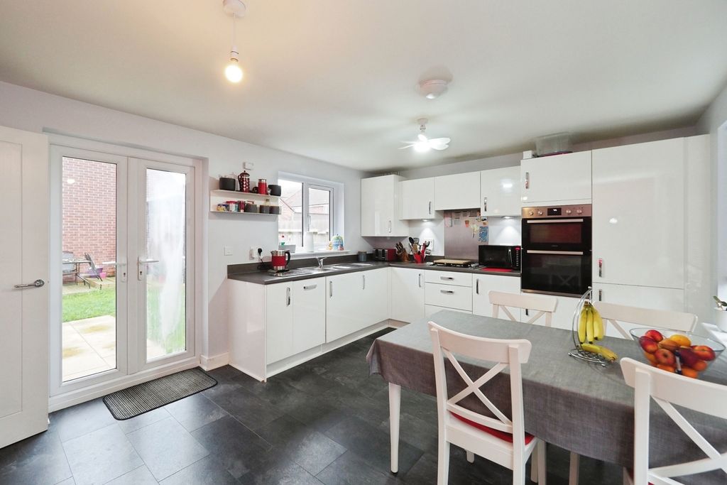 Property photo 3 of 17 Kitchen/Diner