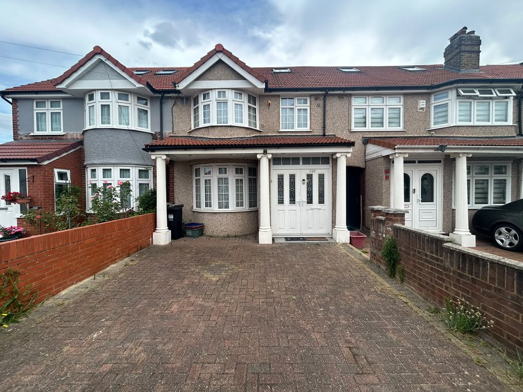 Property photo 1 of 12 4 Bed Terraced House To Rent Ash Grove, Hounslow Tw5