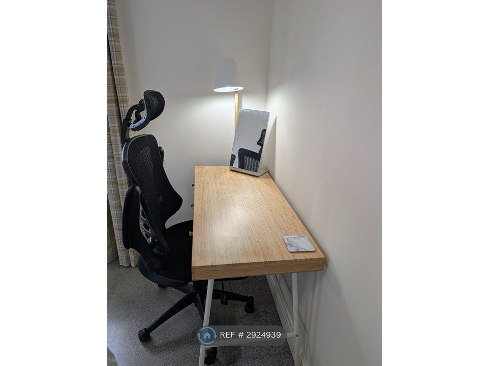 Property photo 3 of 11 Desk