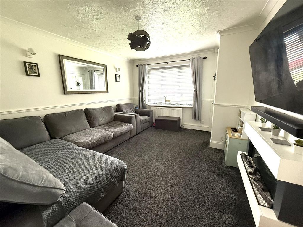 Property photo 3 of 19 57 Gw Lounge.Jpeg