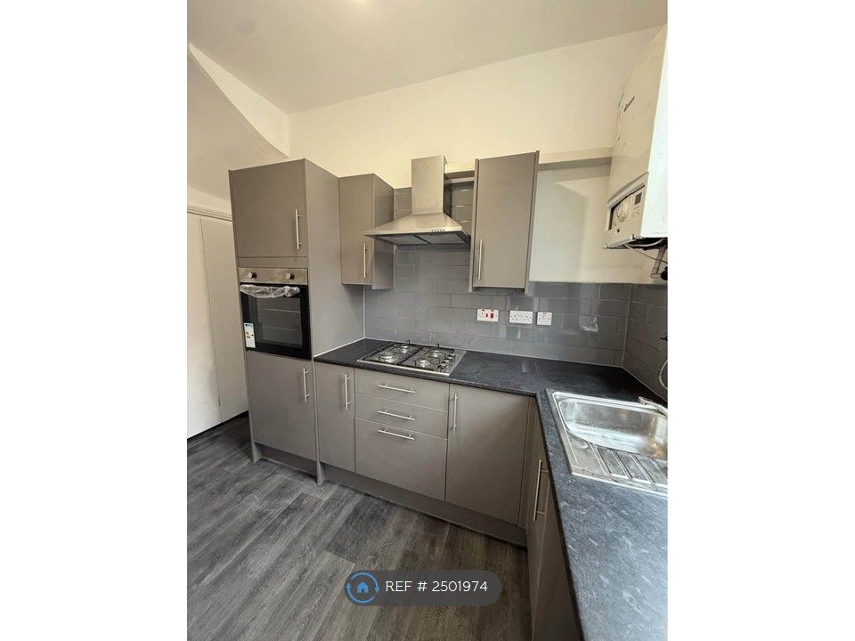 Property photo 3 of 8 Kitchen