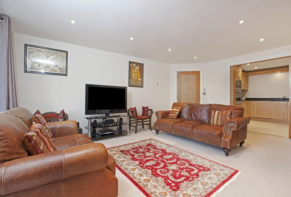 Property photo 3 of 14 Lounge