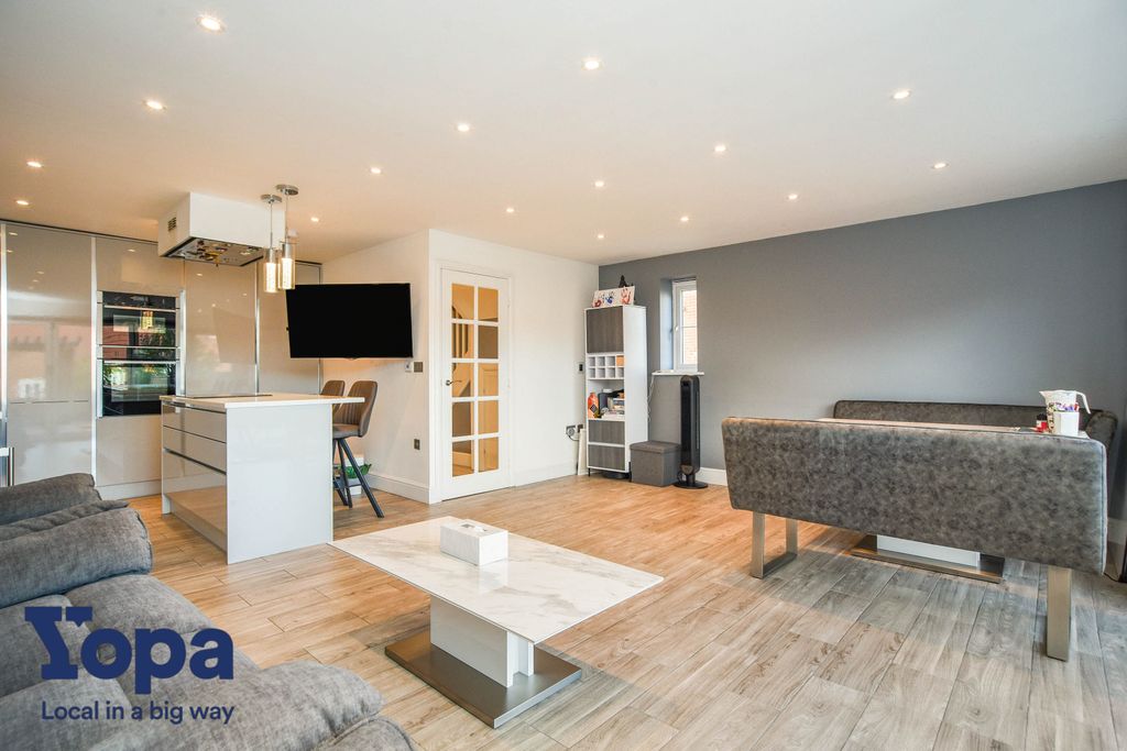 Property photo 2 of 19 8Siskindrive-21