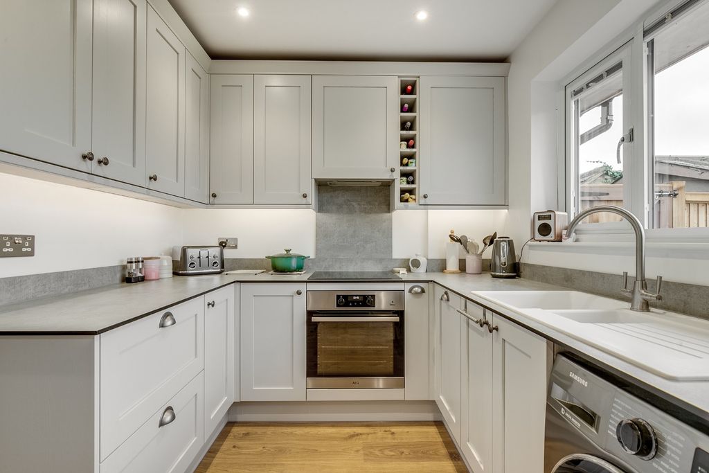 Property photo 2 of 16 4189354