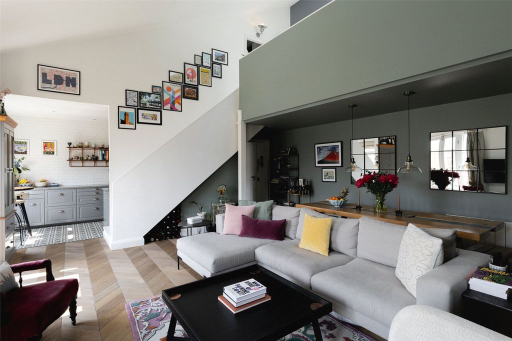 Property photo 2 of 15 Fairfield Road, E3