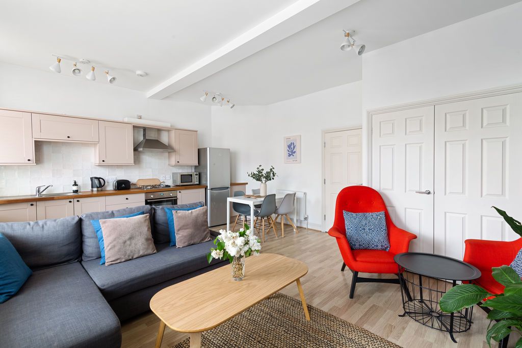Property photo 1 of 7 Photo 4