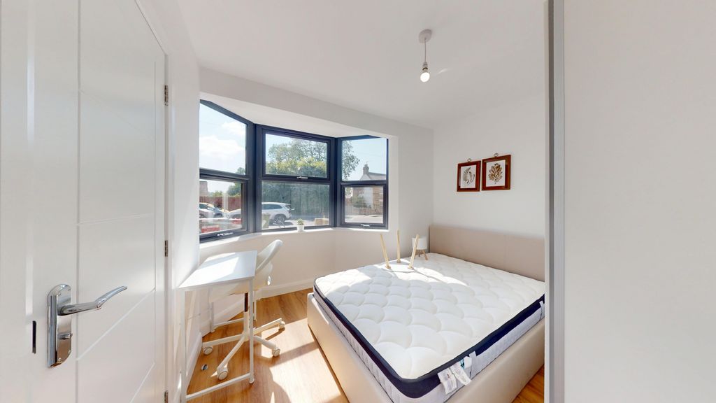 Property photo 2 of 10 Room 1 - Angle 1