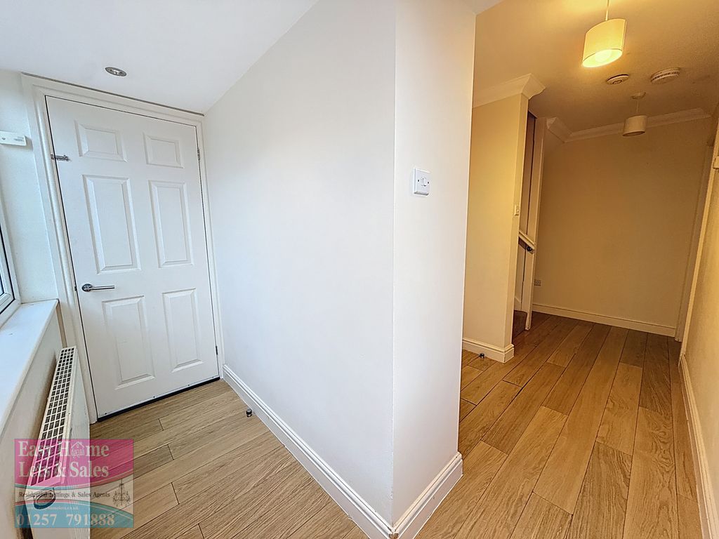 Property photo 3 of 18 Entrance Hall