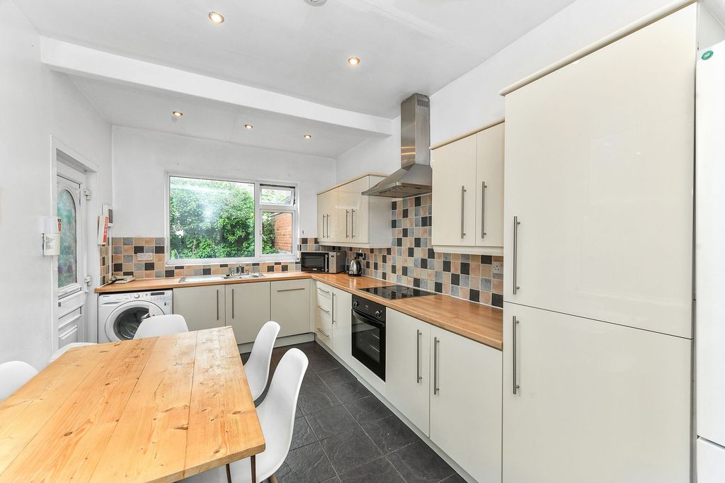 Property photo 1 of 32