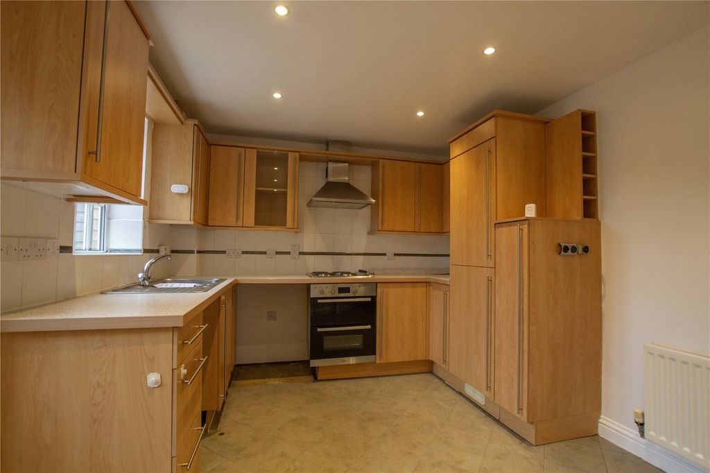 Property photo 2 of 11 Kitchen