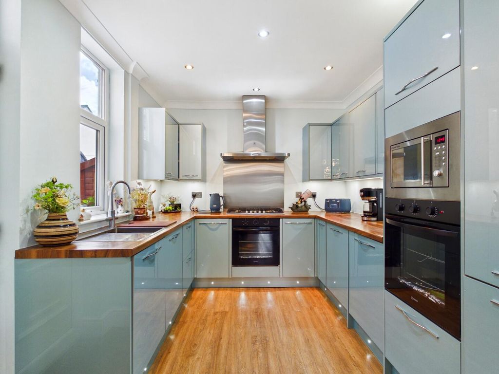 Property photo 2 of 11 Kitchen