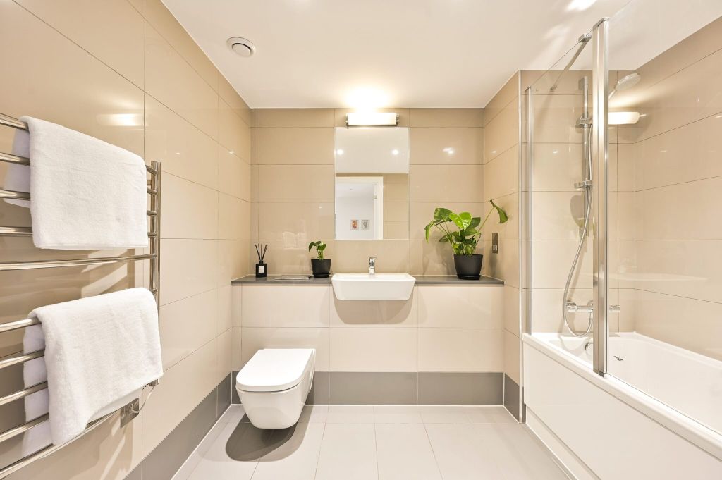 Property photo 2 of 14 Bathroom