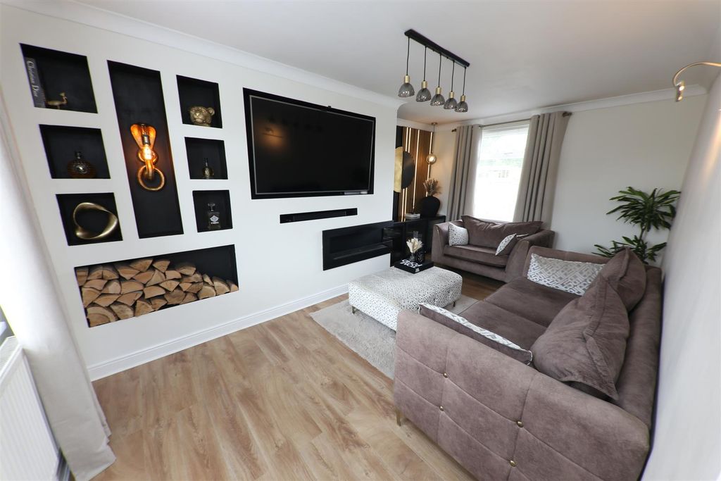 Property photo 1 of 11 Lounge