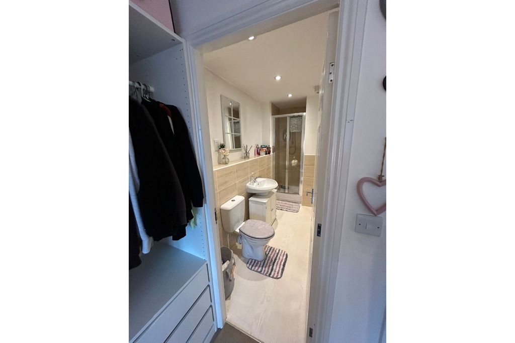 Property photo 3 of 13 Jack &amp; Jill Bathroom