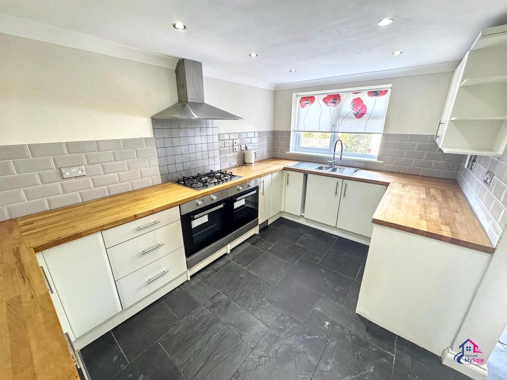 Property photo 2 of 18 Kitchen