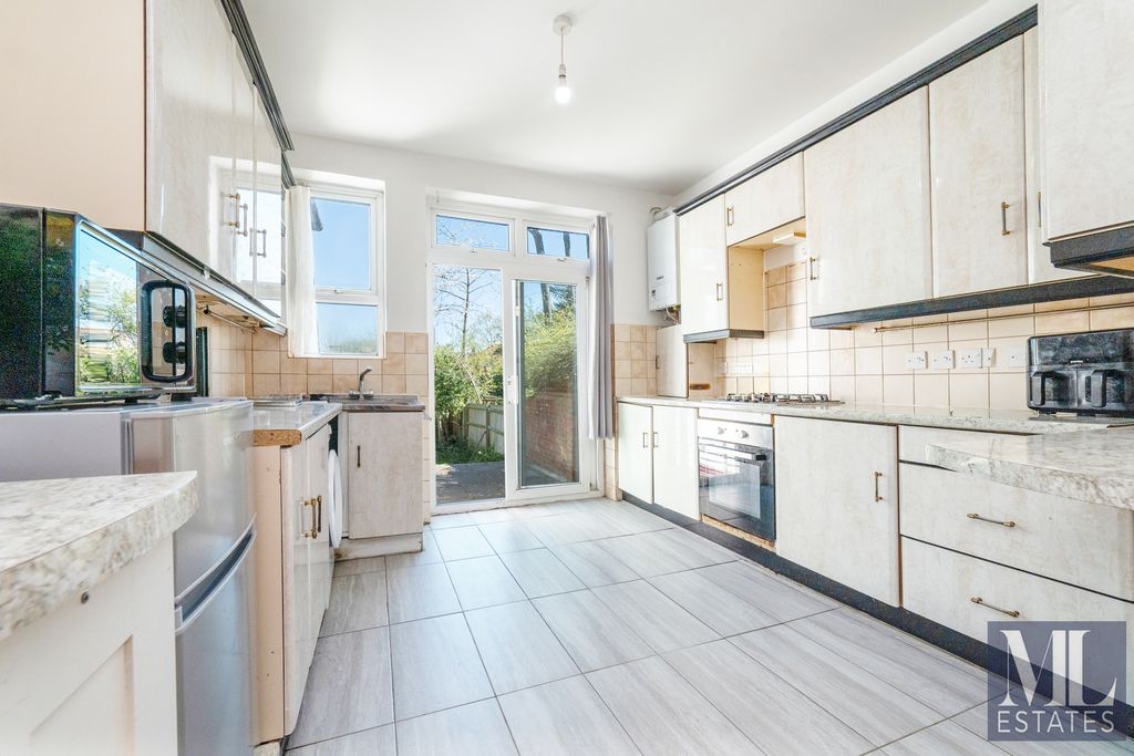 Property photo 3 of 12 Photo 11