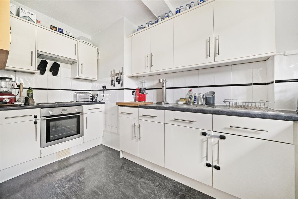 Property photo 3 of 20 Kitchen