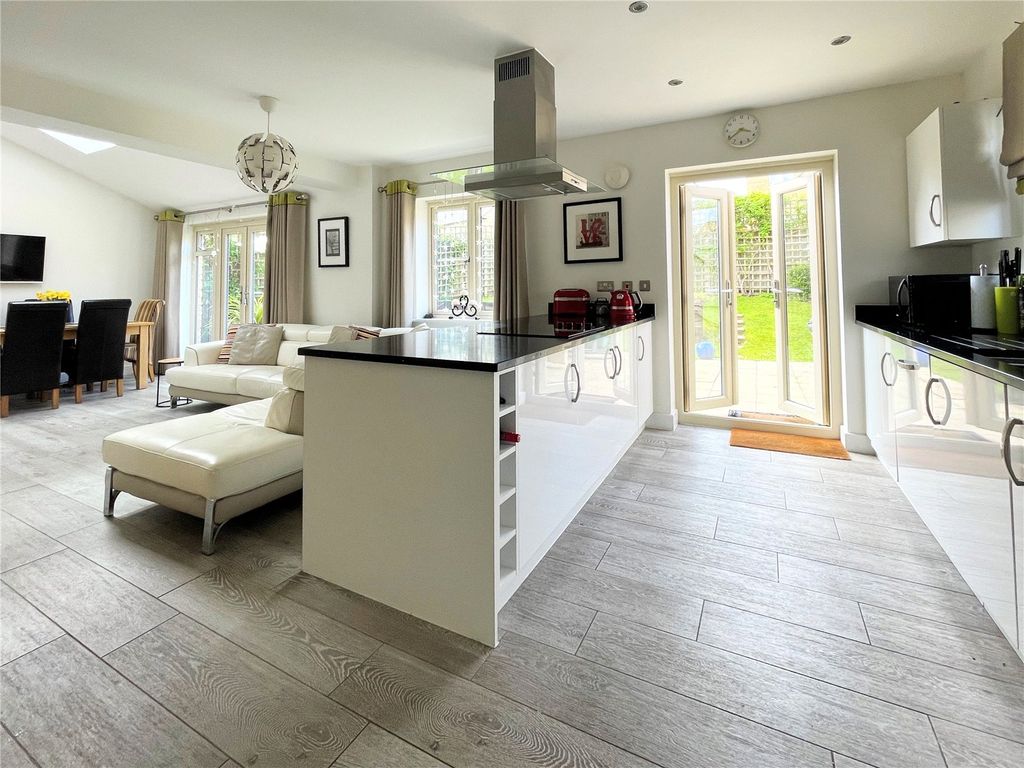 Property photo 2 of 27 Picture No. 10