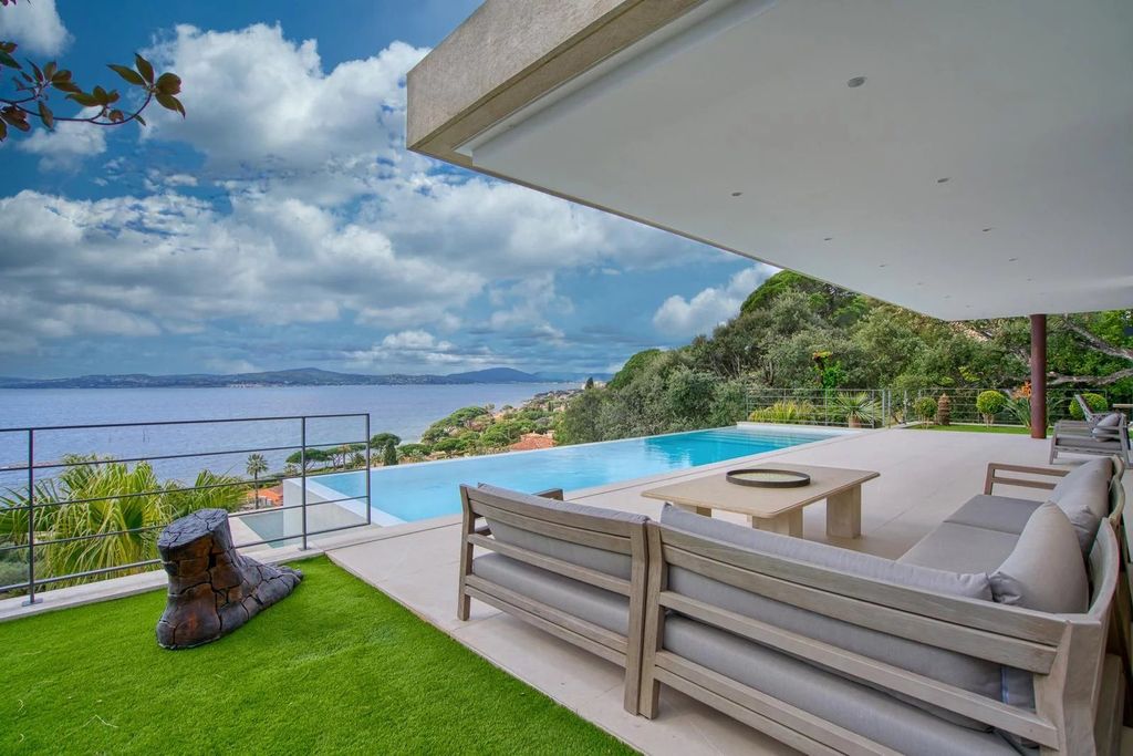 Property photo 1 of 15 Sainte Maxime: Exceptional Villa With Panoramic Views Of The Gulf Of Saint-Tropez