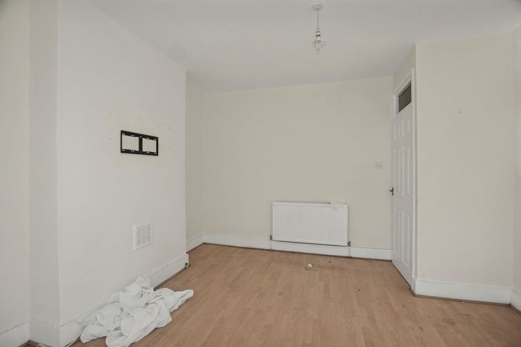 Property photo 3 of 15 Ground Floor Flat, 21 Genesta Road, Plumstead, London, Se18 3Er