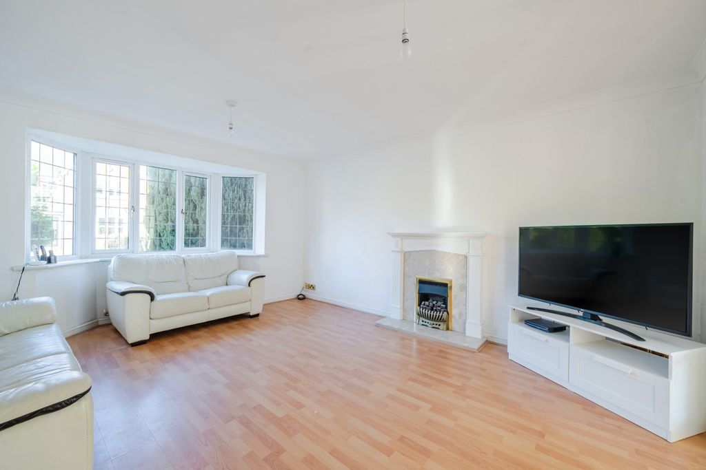 Property photo 2 of 17 Lounge 1