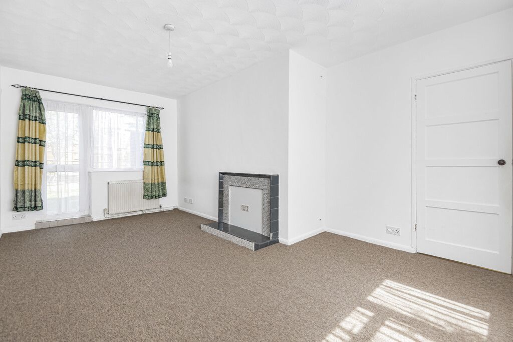 Property photo 3 of 16 Livingroom