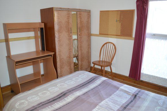 Property photo 2 of 9 Bedroom Photo 1