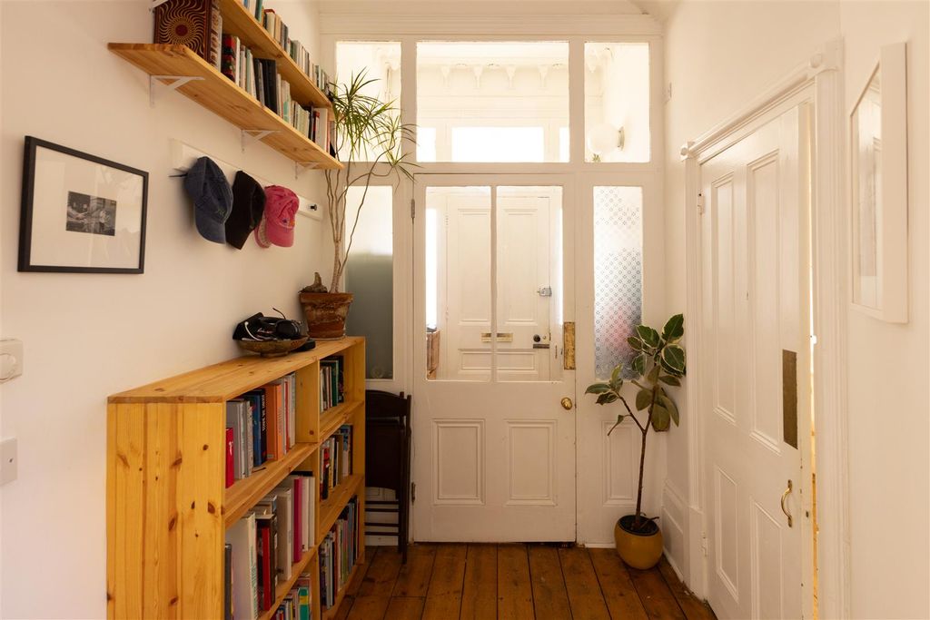 Property photo 3 of 18 Entrance
