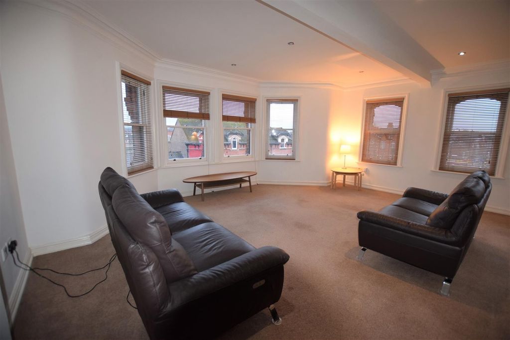 Property photo 3 of 10 Livingroom