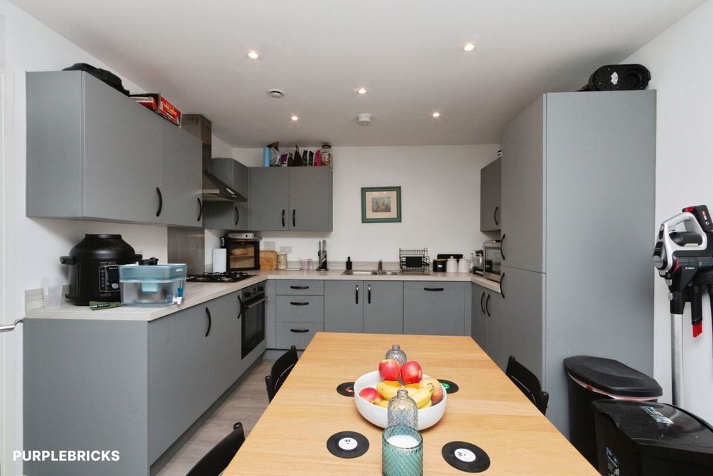 Property photo 3 of 28