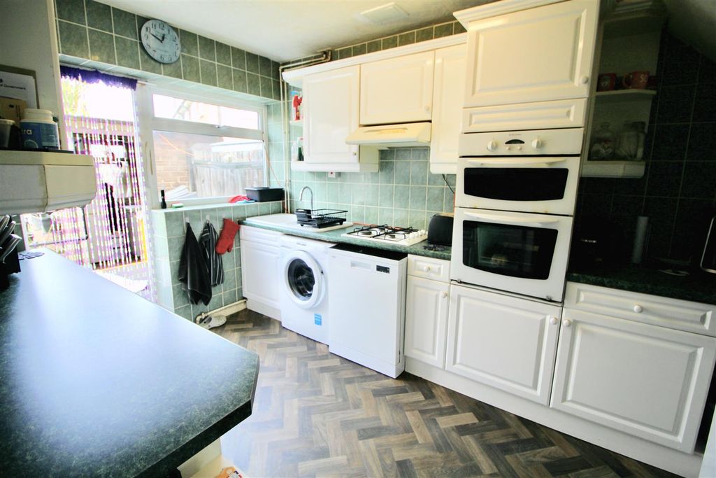 Property photo 2 of 9 Kitchen