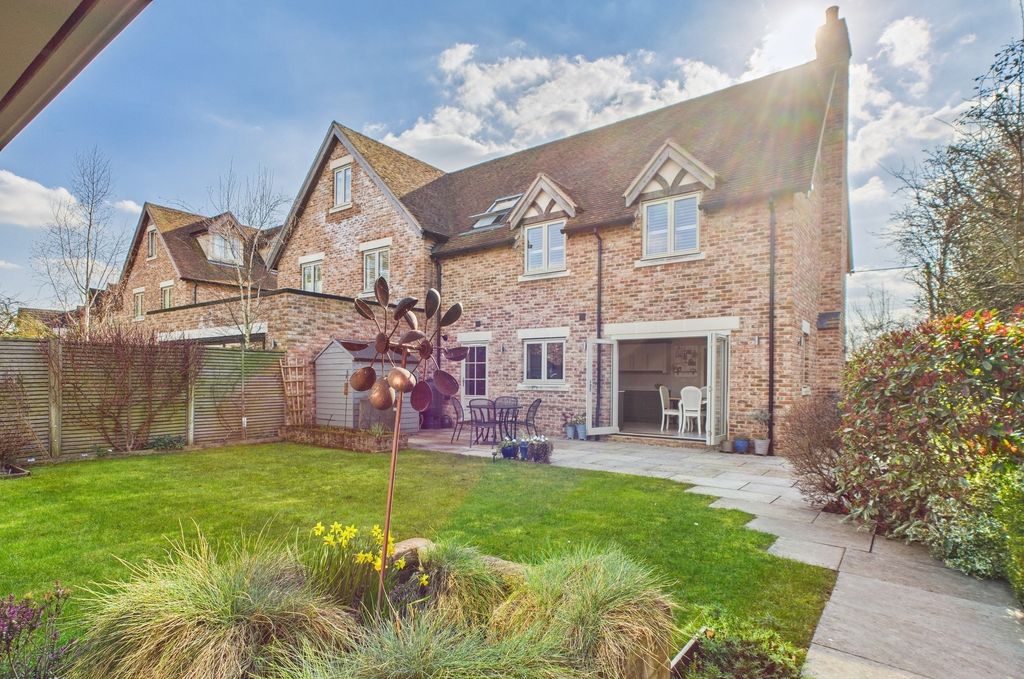 Property photo 3 of 33 Cam02519G0-Pr0244-Still017