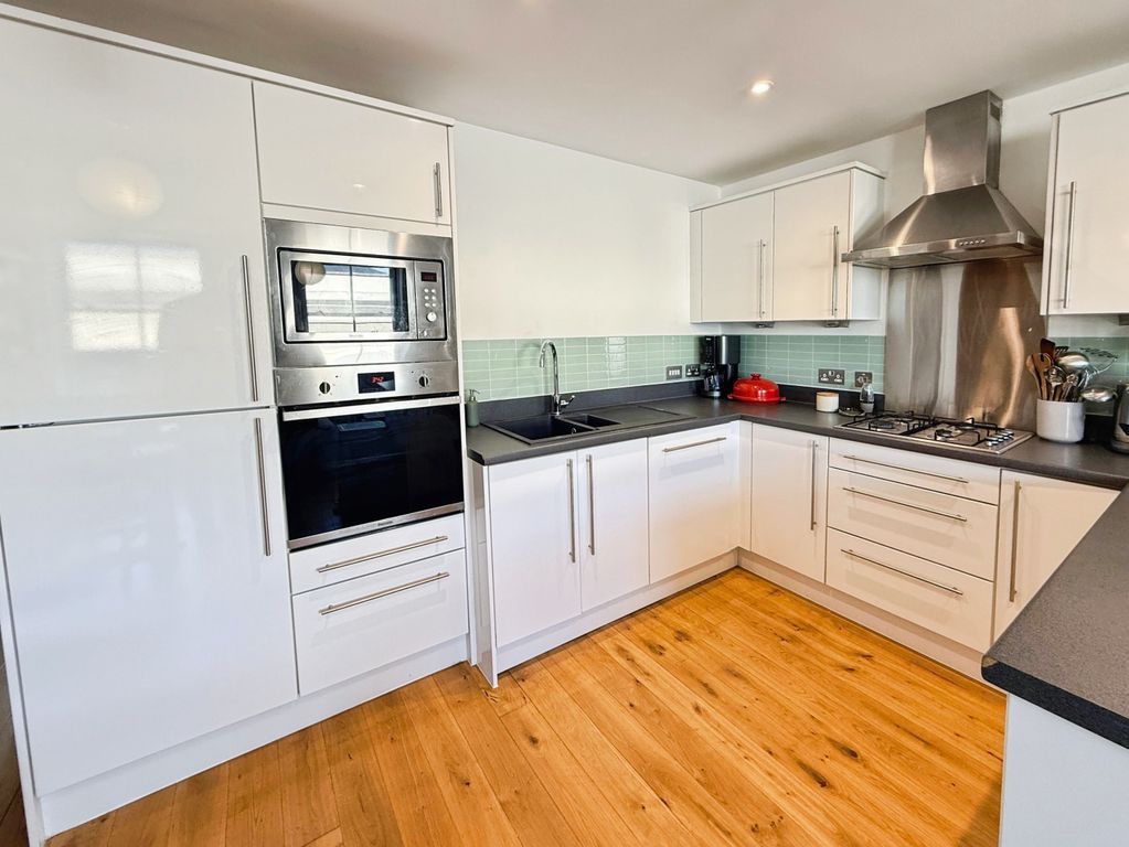 Property photo 3 of 15 Kitchen