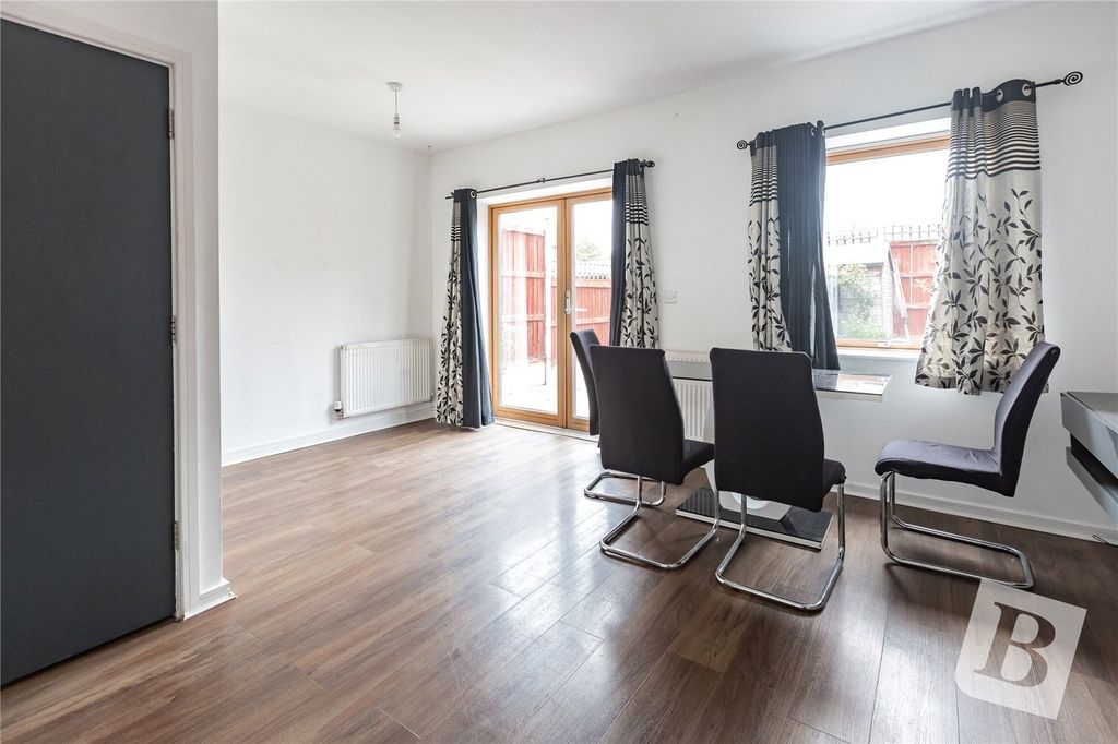 Property photo 3 of 17 Lounge