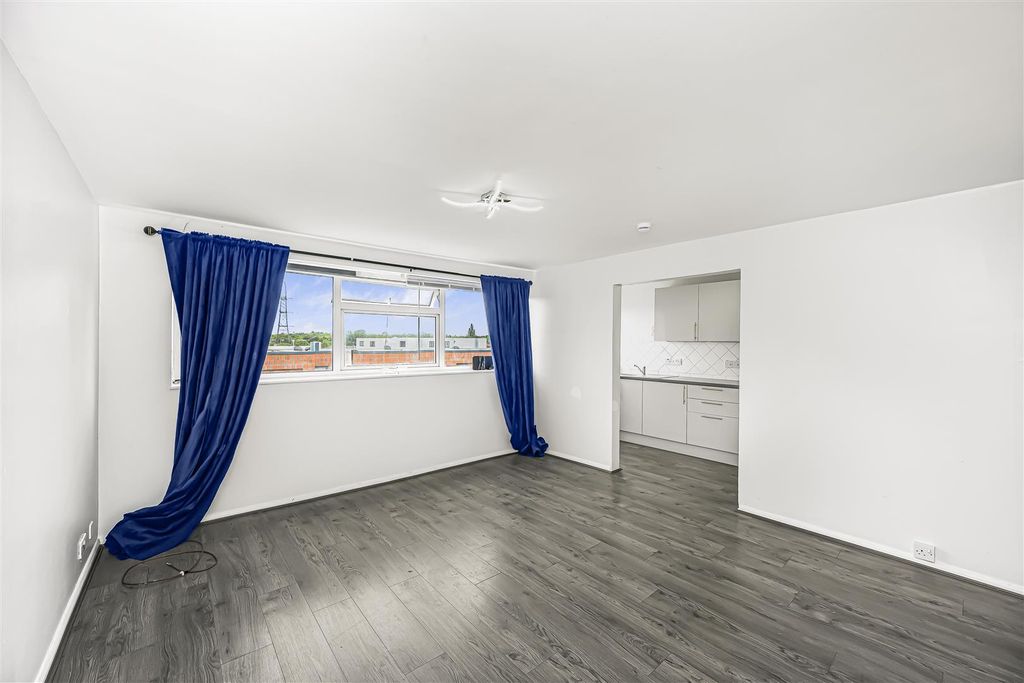 Property photo 3 of 15 44 Lynwood Close-11.Jpg