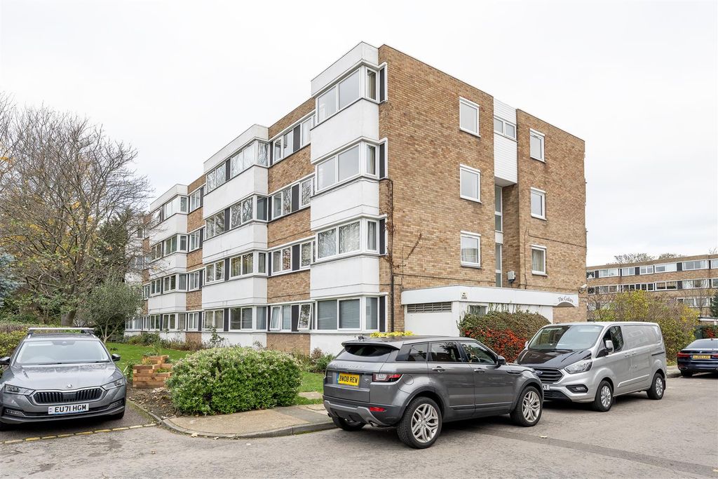 Property photo 1 of 21 Queenswood Gardens, E11