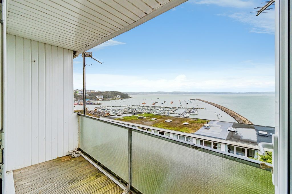 Property photo 2 of 27