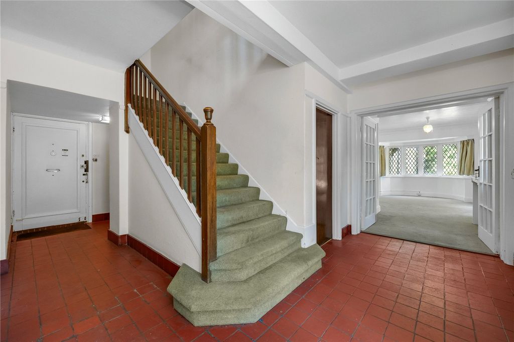 Property photo 3 of 11 Entrance Hall