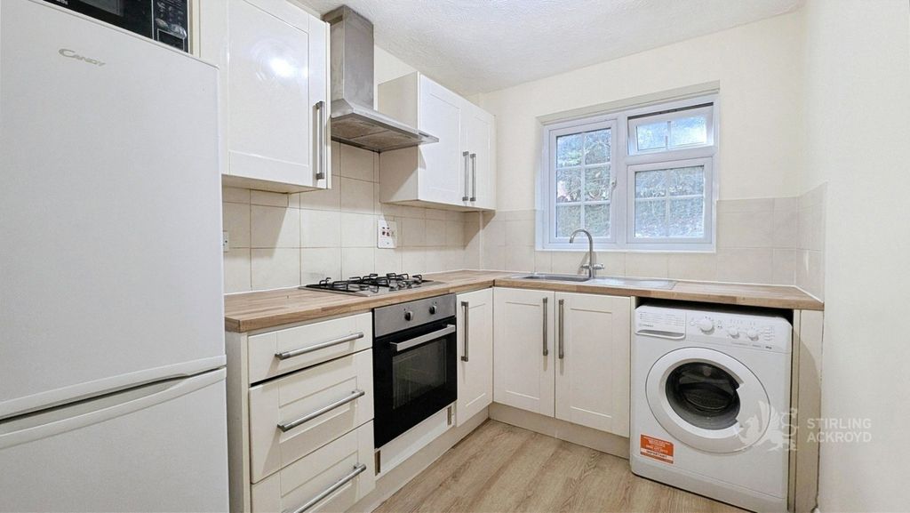 Property photo 3 of 8 Kitchen